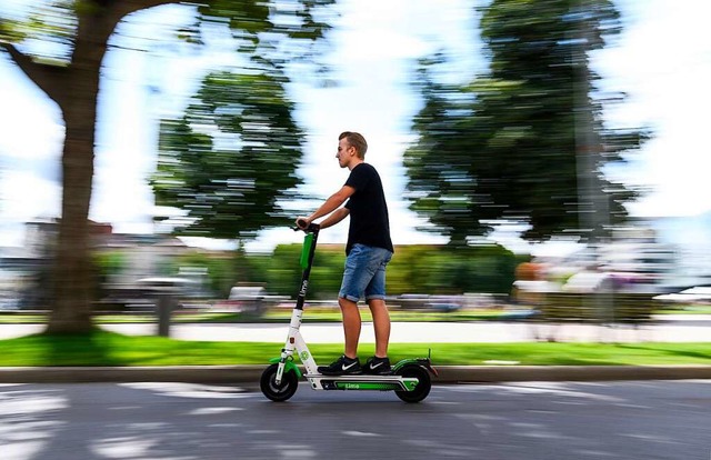 Ein E-Scooter-Fahrer in Stuttgart. Sei...chte daher strengere Regeln einfhren.  | Foto: Edith Geuppert