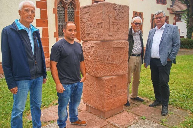 Der Sandstein zur Kenzinger Stadtgesch...meister Matthias Guderjan (von links).  | Foto: Ilona Hge