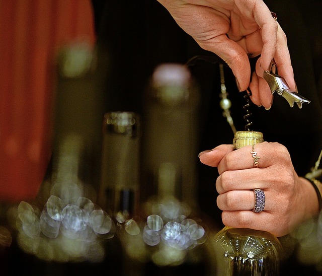 Mit einem guten Glas Wein den Feierabend eingelutet  | Foto: Jens Kalaene