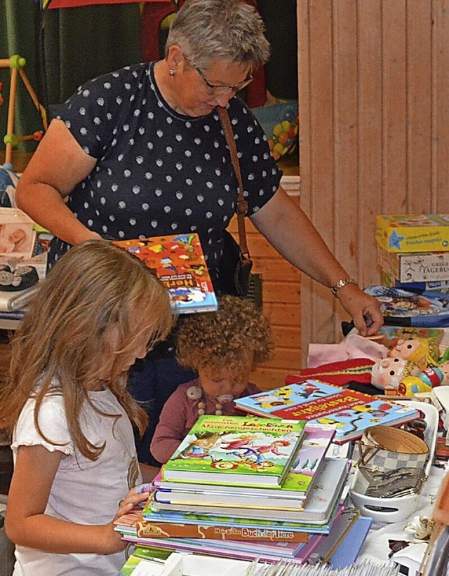 Fr Kinder und Erwachsene hatte der Flohmarkt in Husern viel zu bieten.   | Foto: Desiree Ehmann