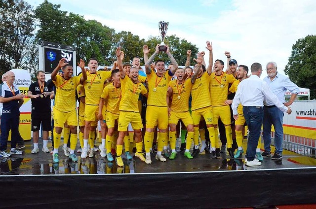 Da ist das Ding: Die Spieler des SV Oberachern bejubeln den Supercup.  | Foto: Benedikt Hecht