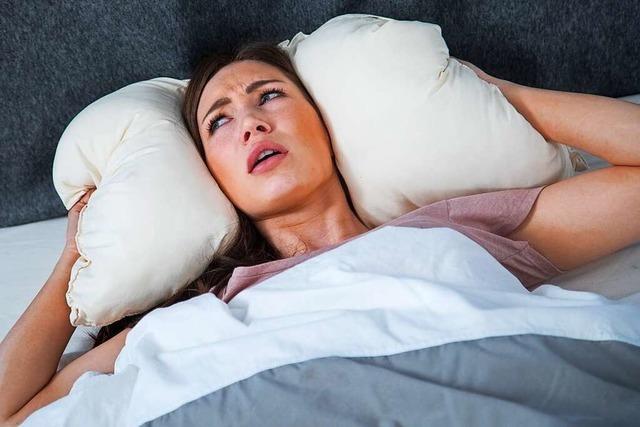 Schnarchen und Co.: Wie gelingt Einschlafen bei Lärm?