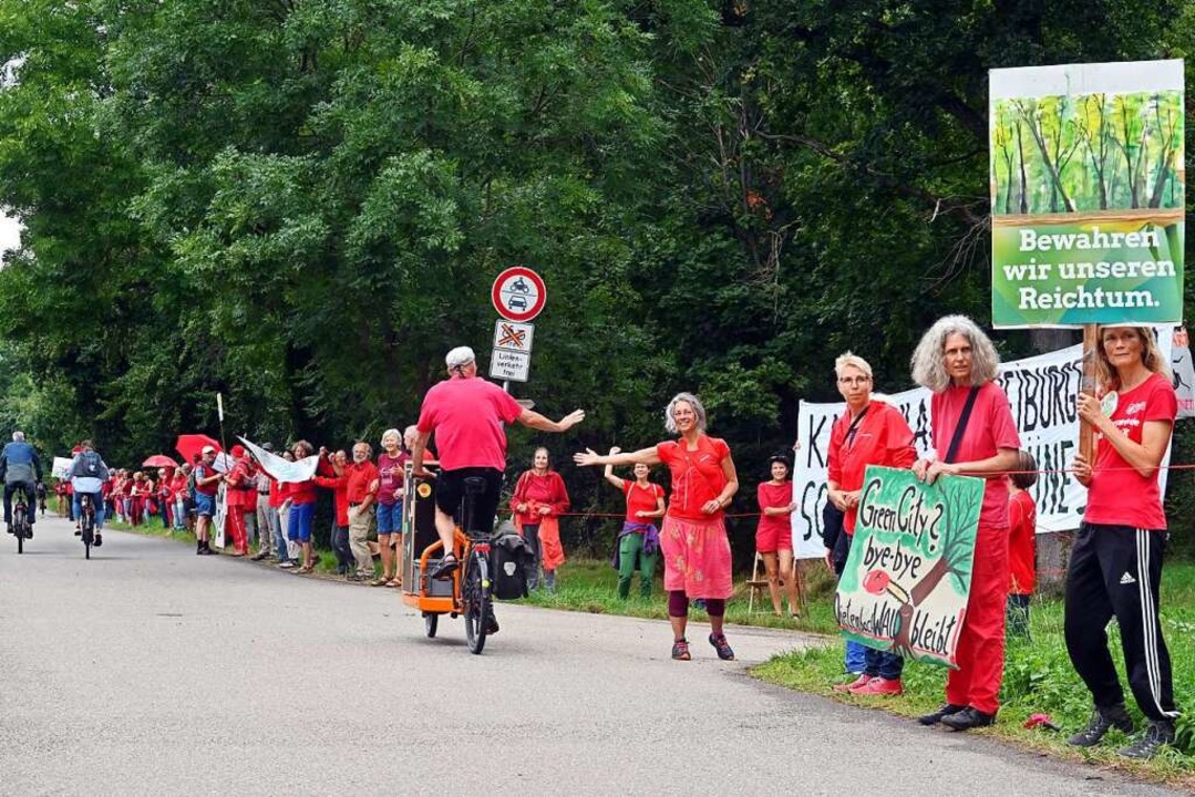 Eine rote Linie bildeten Aktivistinnen...ten am Samstag an der Mundenhofstraße.  | Foto: Thomas Kunz