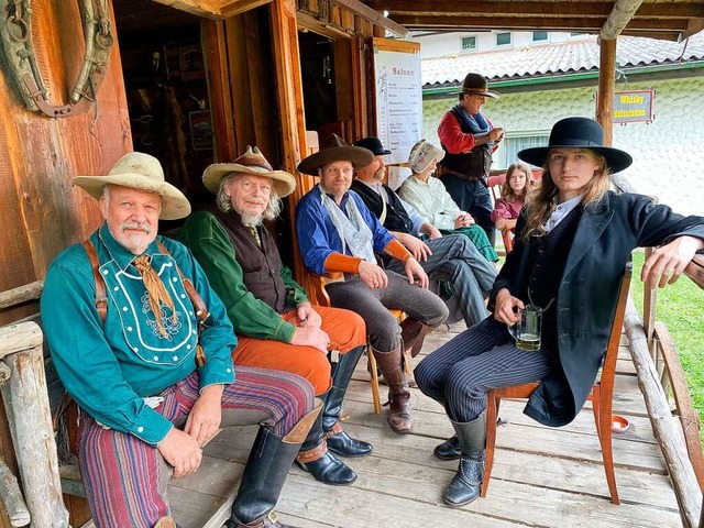 Unter den Trappern und Cowboys vor dem...n-Saloon herrschte eine gute Stimmung.  | Foto: Bertold Obergfll