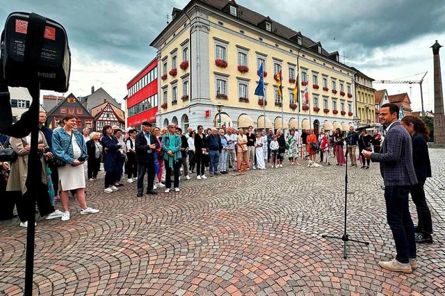 Mehr als 120 Menschen war zur Vernissa...B Marco Steffens die Einfhrung hielt.  | Foto: Helmut Seller