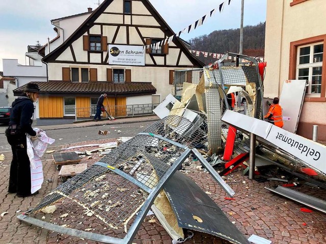 Die berreste eines gesprengten Geldautomaten im Lrracher Ortsteil Hauingen.   | Foto: Annemarie Rsch