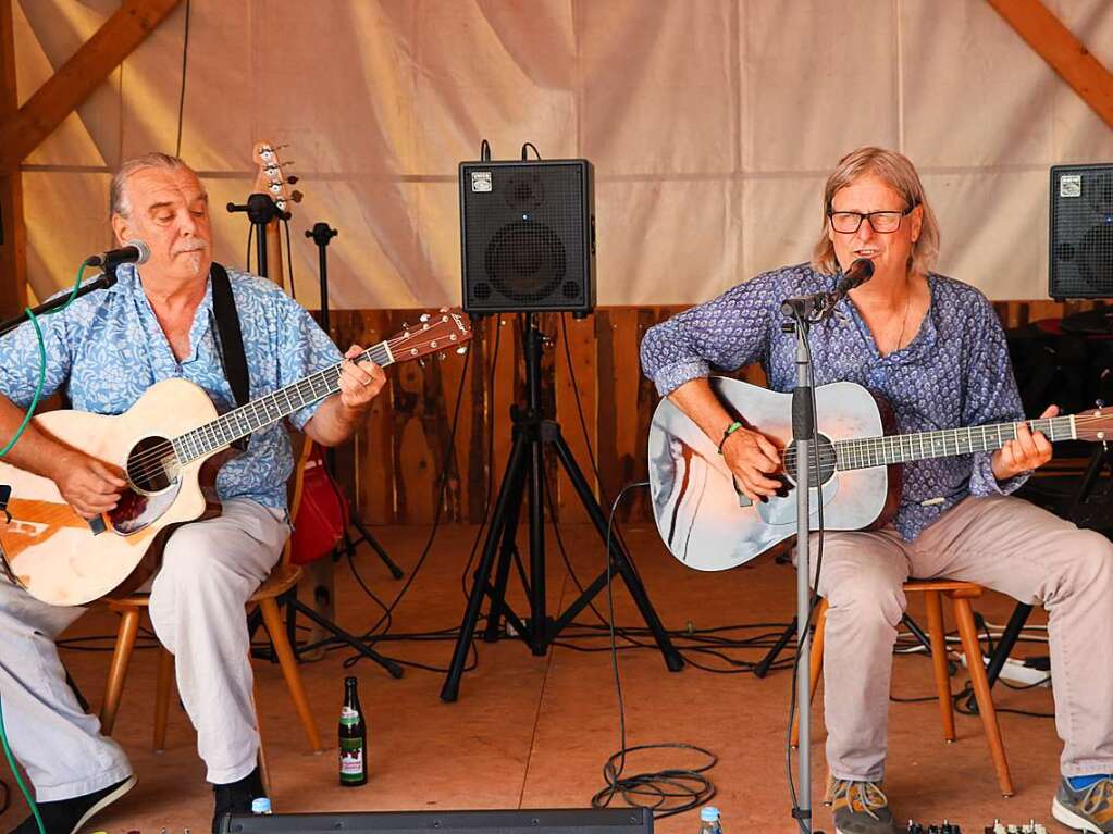 „Crowson & Cramer“ covern auf der Pfadfinderbhne  Folk und Pop.