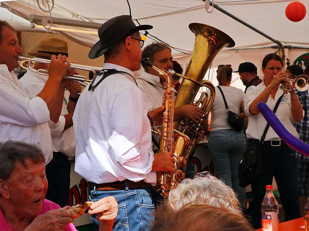 „Zuberhuber“ unterhielten unter anderem im Zelt des Dillendorfer Musikvereins aufs Beste.