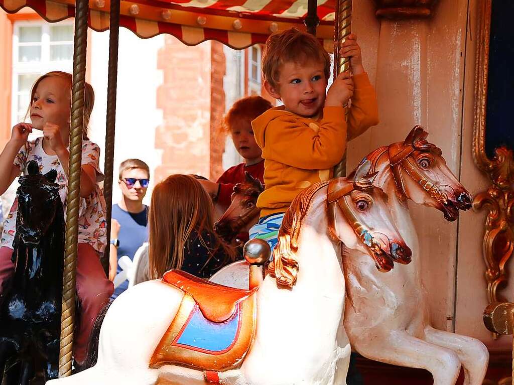 Zeitlos ist das Vergngen auf dem Kinderkarussell, das erstmals am Schlossfest aufwartete.