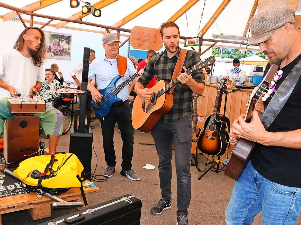 „Akkuschtix“ mischen das Zelt der Wellendinger auf.