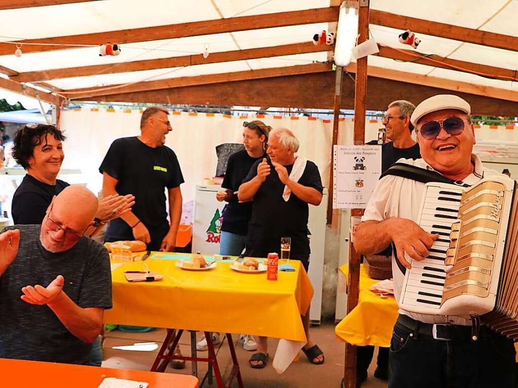 Karl-Egbert Jost sorgte im Zelt der Feuerwehr Bains les Bains mit seinen franzsischen Liedern fr Hochstimmung.