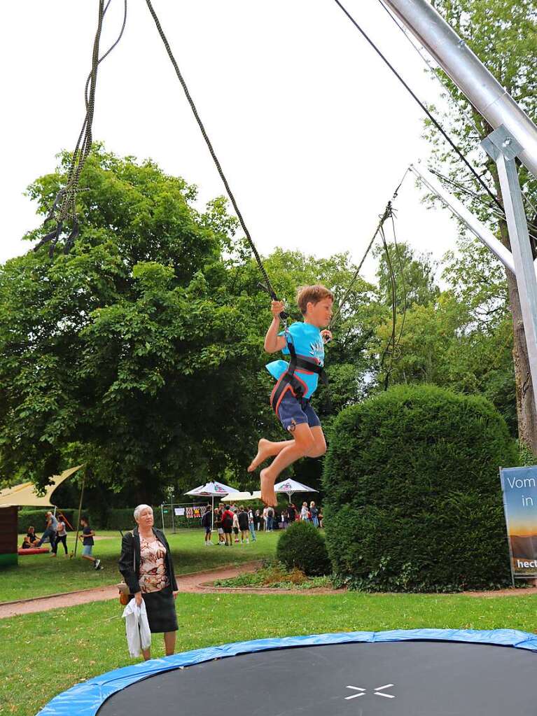 Beim Bungee-Trampolin herrschte reger Andrang. Wer endlich dran war genoss die Sprnge in luftige Hhen.