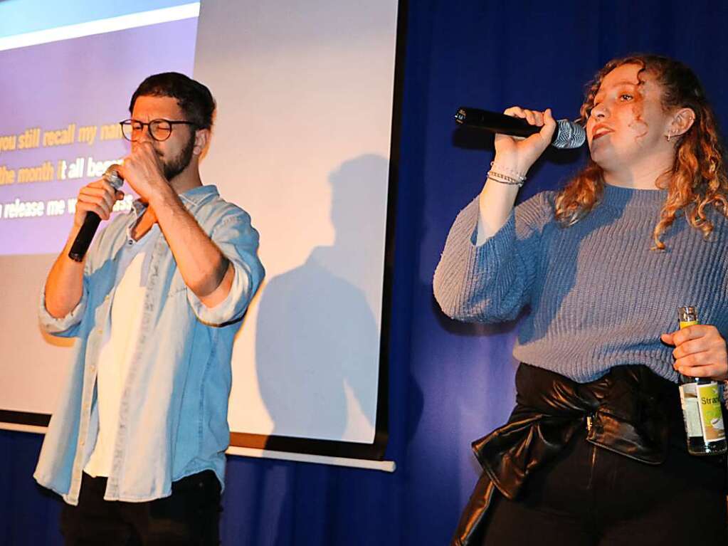 Gesangstalente auf groer Bhne beim Karaoke-Singen.