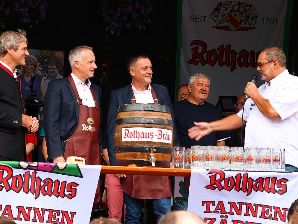 Michael Pfaff vom Festkomitee begrt Gste aus La-Voge-les-Bains, Alexander Graf und Sparkassenvorstand Georg Riesterer sowie Rothaus-Chef Christian Rasche (von rechts).