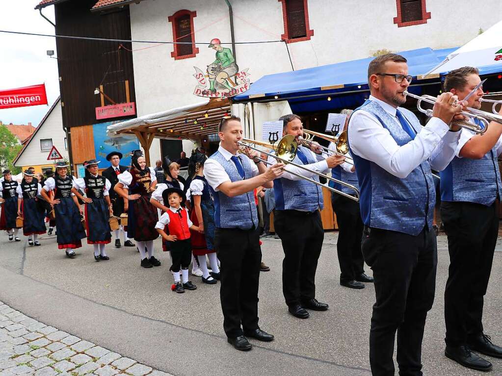 Stadtmusik und Trachtenverein geben bei der Festerffnung ein imposantes Bild ab.