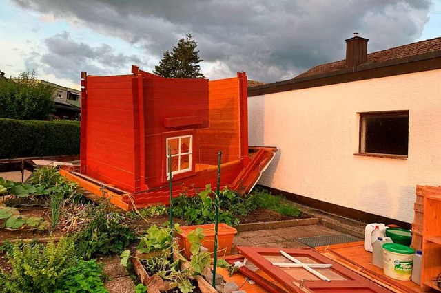 Der Sturm hat zahlreiche Bume vor all... ein Gartenhaus auf den Kopf gestellt.  | Foto: Simone Hhl