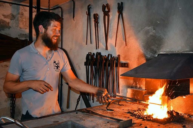 Christoph Faller fhrte in der alten S...tlingen das Handwerk des Schmieds vor.  | Foto: Thomas Loisl Mink