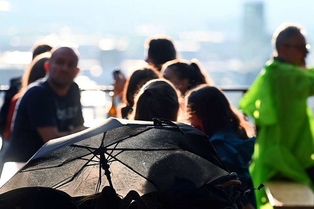 Schirme und Regencapes sind aktuell in...ergfestival am vergangenen Wochenende.  | Foto: Thomas Kunz