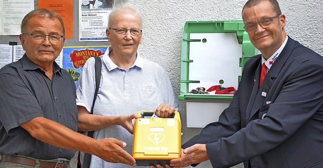 Ortsvorsteher Max Stterlin (links), S...d bei der bergabe des Defibrillators.  | Foto: Jutta Schtz
