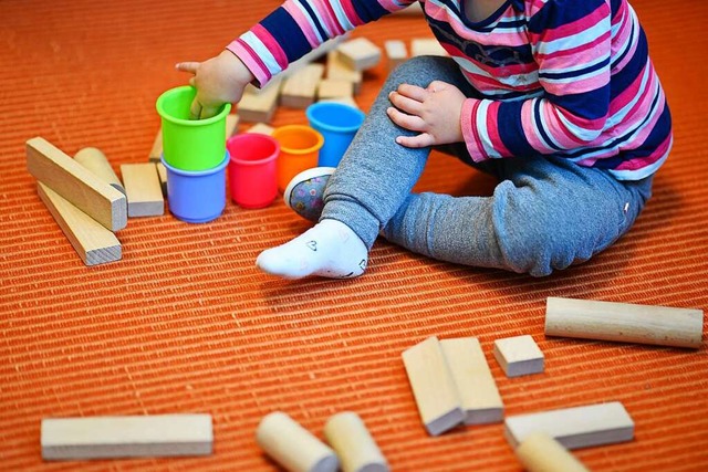 Die Kinderbetreuung in Gutach wird teurer (Symbolbild).  | Foto: Uwe Anspach (dpa)