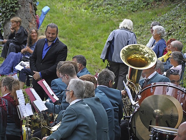 Musikerinnen und Musiker der Winzerkap...rotweil begleiteten die Heilige Messe.  | Foto: Reinhold John