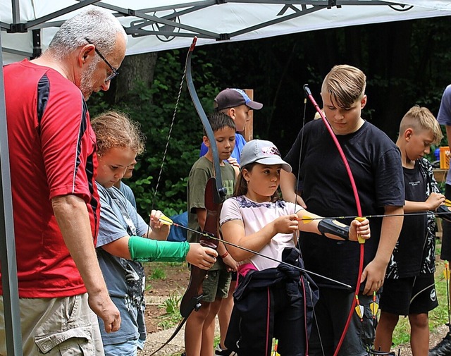 Bogenschieen beim Kinderferienprogramm unter fachlicher Anleitung  | Foto: Hansjrg Bader