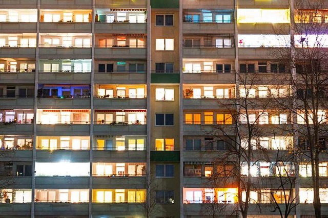 In einem Hochhaus in Berlin-Lichtenber...und 14.000 weniger als ein Jahr zuvor.  | Foto: Christophe Gateau (dpa)