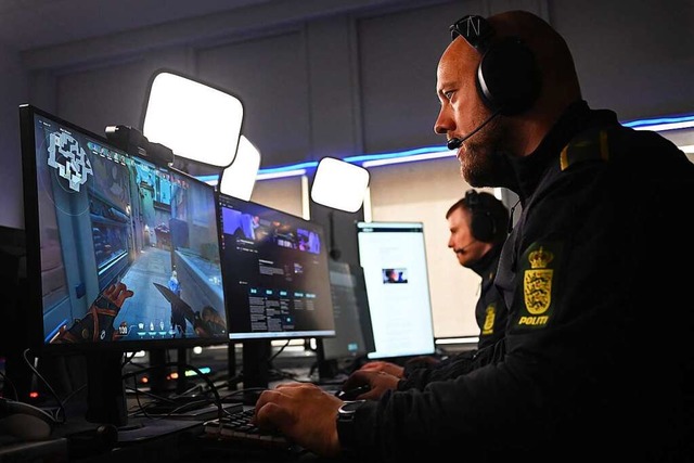 Sind als Online-Streife unterwegs: dn...rbeitszeit spielen sie Counter-Strike.  | Foto: SERGEI GAPON