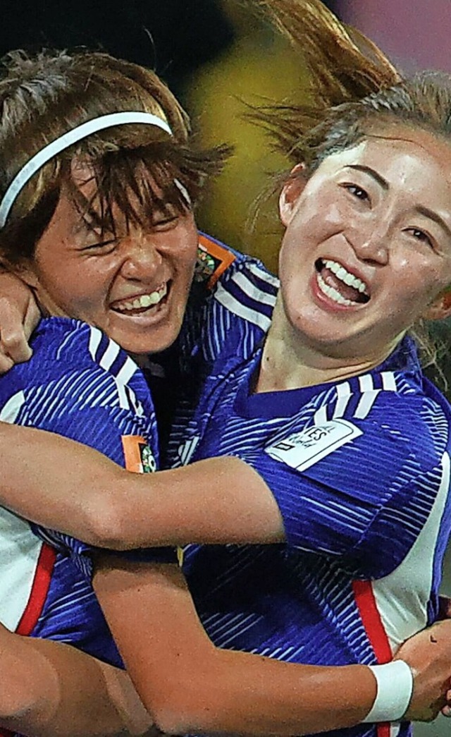 Hinata Miyazawa (links) freut sich mit...eines ihrer beiden Tore gegen Spanien.  | Foto: MARTY MELVILLE (AFP)