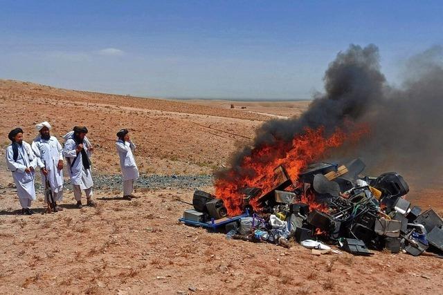 Taliban verbrennen Instrumente