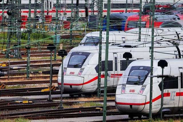 Nicht einmal zwei von drei Fahrten kommen pnktlich an.  | Foto: Christian Charisius (dpa)