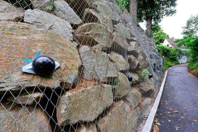 Die Steinmauer ist nun mit einem Metal...&#8211; Hebsackweg wieder freigegeben.  | Foto: Ingo Schneider