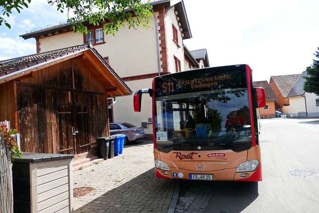 Mit dem Bus an den Kaiserstuhl: Von Go...n lang Busse im Schienenersatzverkehr.  | Foto: Manfred Frietsch