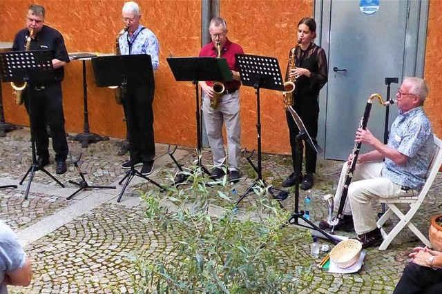 Es ist ein Konzert der ruhigen, ja oft...im Hof des Anwesen Leonhardt erffnet.  | Foto: Sylvia-Karina Jahn