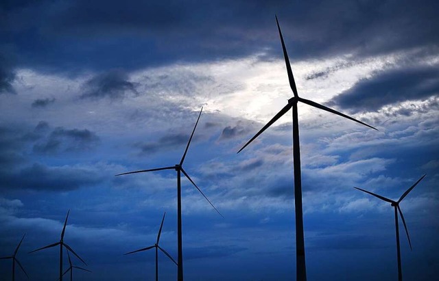 Dunkle Wolken ziehen am Himmel auf, we...ndes Windenergie Hochschwarzwald geht.  | Foto: Martin Schutt (dpa)