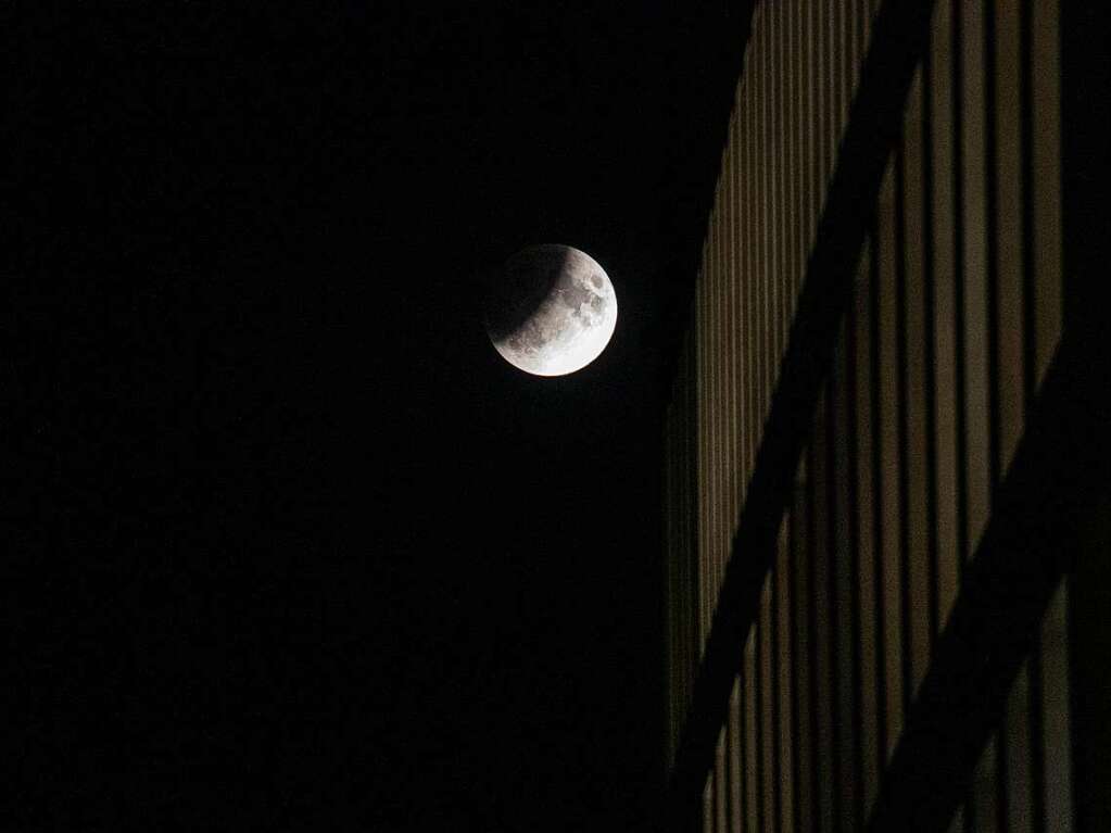 Im Schatten der Erde: Bei einer Mondfinsternis ist der Mond im Schatten der Erde positioniert.