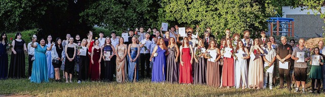 Der komplette Abschlussjahrgang der Ad...schule prsentiert sich im Abendlicht.  | Foto: Matthias Wulfert