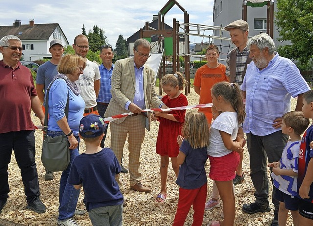 Oberbrgermeister Klaus Eberhardt und ...n das Band und geben die Gerte frei.   | Foto: Stadt Rheinfelden