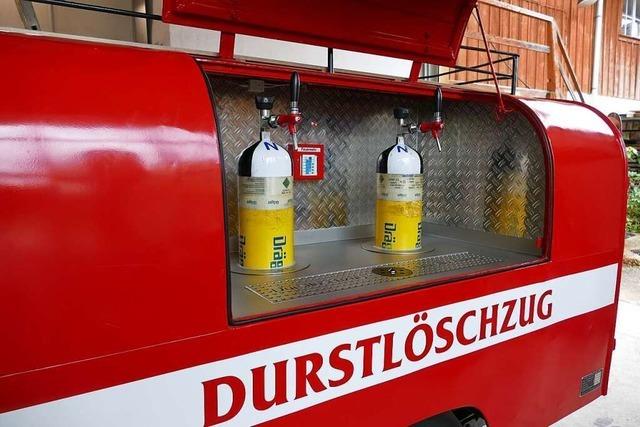 Zwei Bonndorfer haben einen alten Feuerwehranhnger zur Bierbar umgebaut