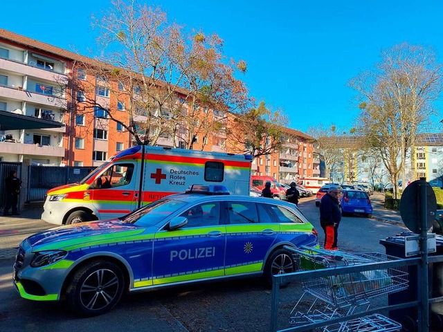Rettungswagen und Polizei am Tatort (Archivbild)  | Foto: Anika Maldacker