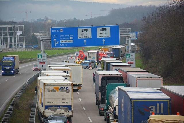 Stau auf der Autobahn A5 nach dem Schweizer Nationalfeiertag