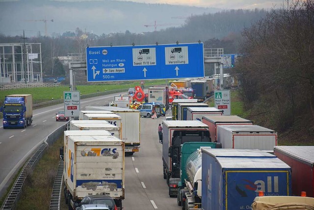 Auf der A5 brauchen Autofahrer vor der Schweizer Grenze Geduld (Archivfoto).  | Foto: Hannes Lauber