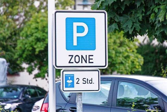 Auf den groen Parkpltzen in der Kern...Torhaus kann 2 Stunden geparkt werden.  | Foto: Martin Bos