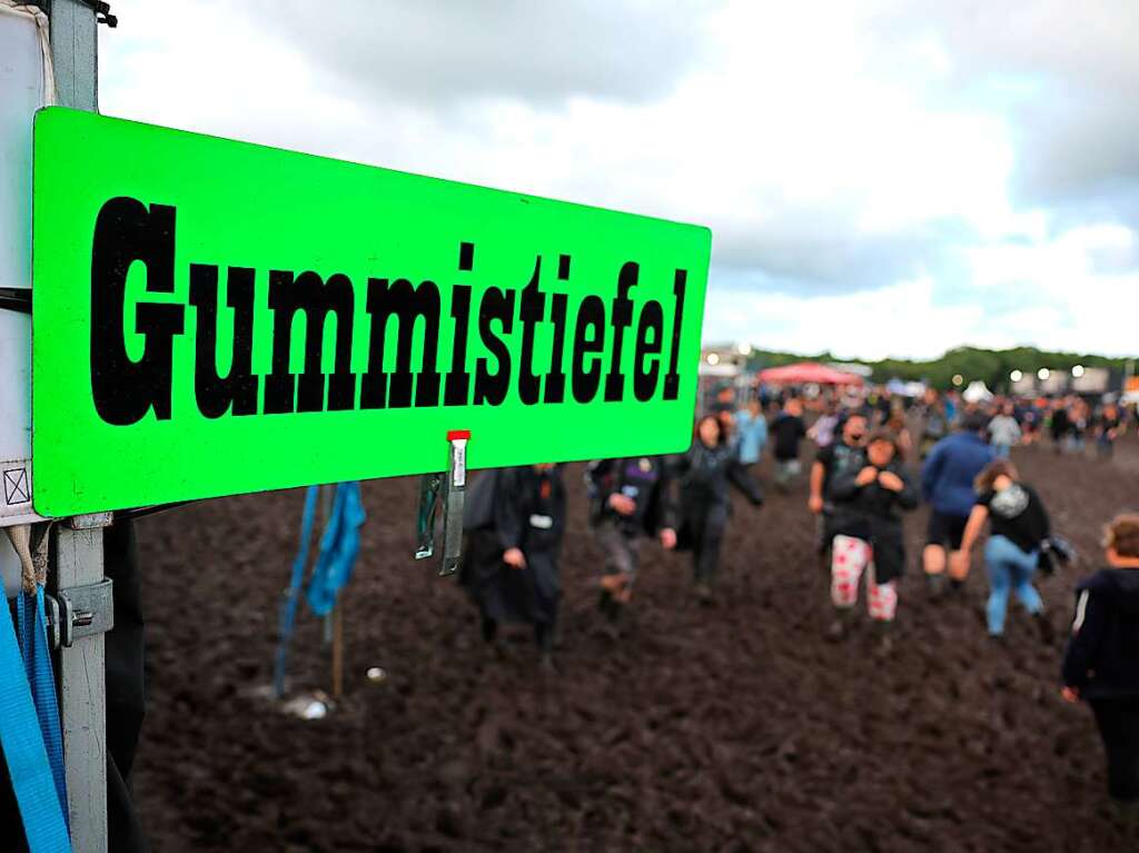 Ohne Gummistiefel geht gar nichts: Wege werden zu Schlammpftzen, Autos mssen von Traktoren abgeschleppt werden. Vor dem Festivalgelnde bildet sich eine lange Schlange. Die Stimmung ist trotzdem gut.