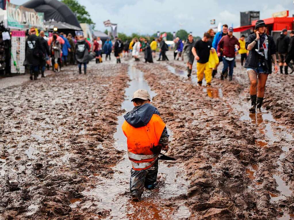 Ohne Gummistiefel geht gar nichts: Wege werden zu Schlammpftzen, Autos mssen von Traktoren abgeschleppt werden. Vor dem Festivalgelnde bildet sich eine lange Schlange. Die Stimmung ist trotzdem gut.