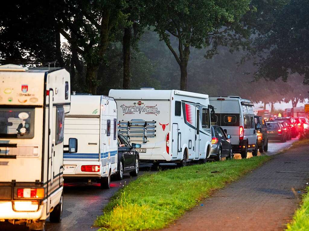 Ohne Gummistiefel geht gar nichts: Wege werden zu Schlammpftzen, Autos mssen von Traktoren abgeschleppt werden. Vor dem Festivalgelnde bildet sich eine lange Schlange. Die Stimmung ist trotzdem gut.