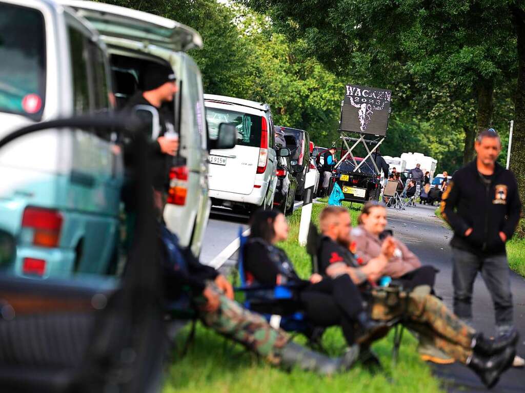 Ohne Gummistiefel geht gar nichts: Wege werden zu Schlammpftzen, Autos mssen von Traktoren abgeschleppt werden. Vor dem Festivalgelnde bildet sich eine lange Schlange. Die Stimmung ist trotzdem gut.