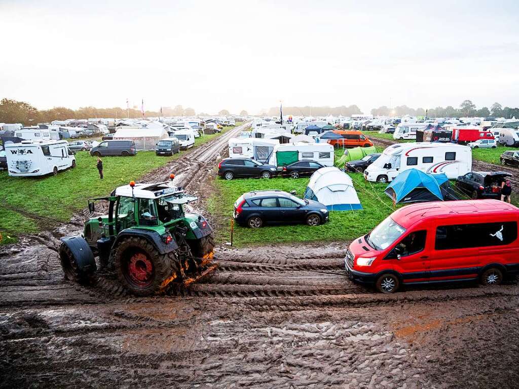 Ohne Gummistiefel geht gar nichts: Wege werden zu Schlammpftzen, Autos mssen von Traktoren abgeschleppt werden. Vor dem Festivalgelnde bildet sich eine lange Schlange. Die Stimmung ist trotzdem gut.