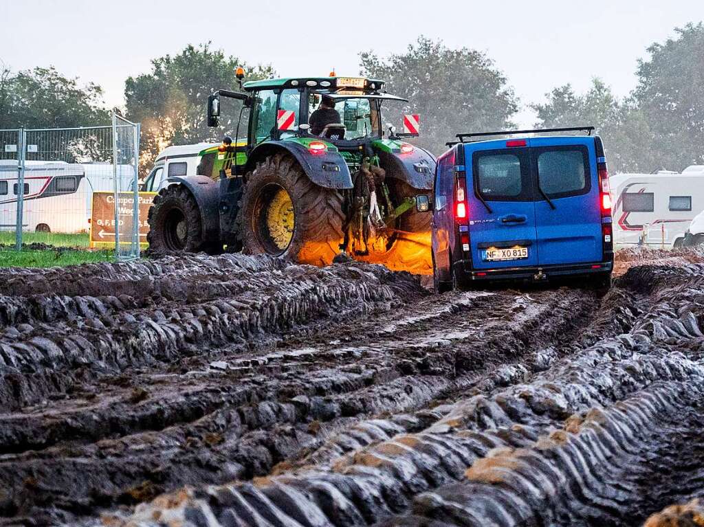 Ohne Gummistiefel geht gar nichts: Wege werden zu Schlammpftzen, Autos mssen von Traktoren abgeschleppt werden. Vor dem Festivalgelnde bildet sich eine lange Schlange. Die Stimmung ist trotzdem gut.