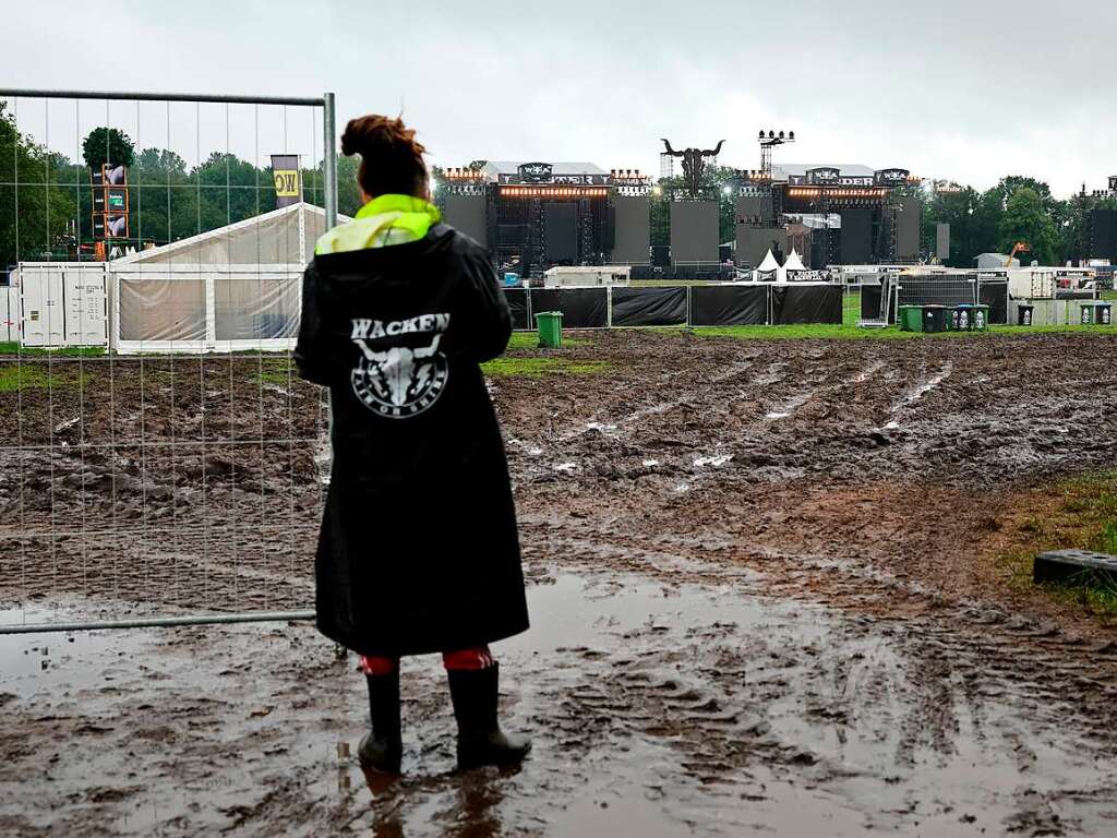 Ohne Gummistiefel geht gar nichts: Wege werden zu Schlammpftzen, Autos mssen von Traktoren abgeschleppt werden. Vor dem Festivalgelnde bildet sich eine lange Schlange. Die Stimmung ist trotzdem gut.